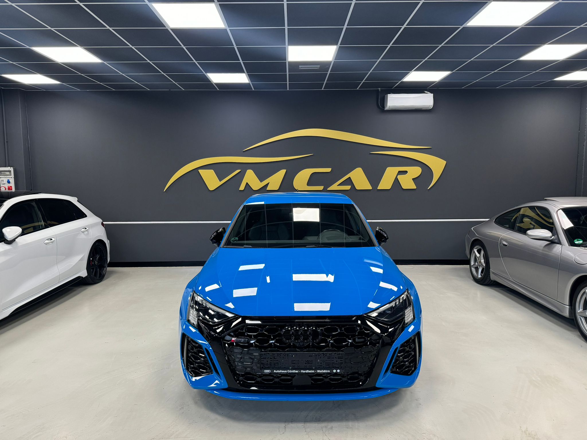 Auto esposta sotto il logo VM Car nello showroom