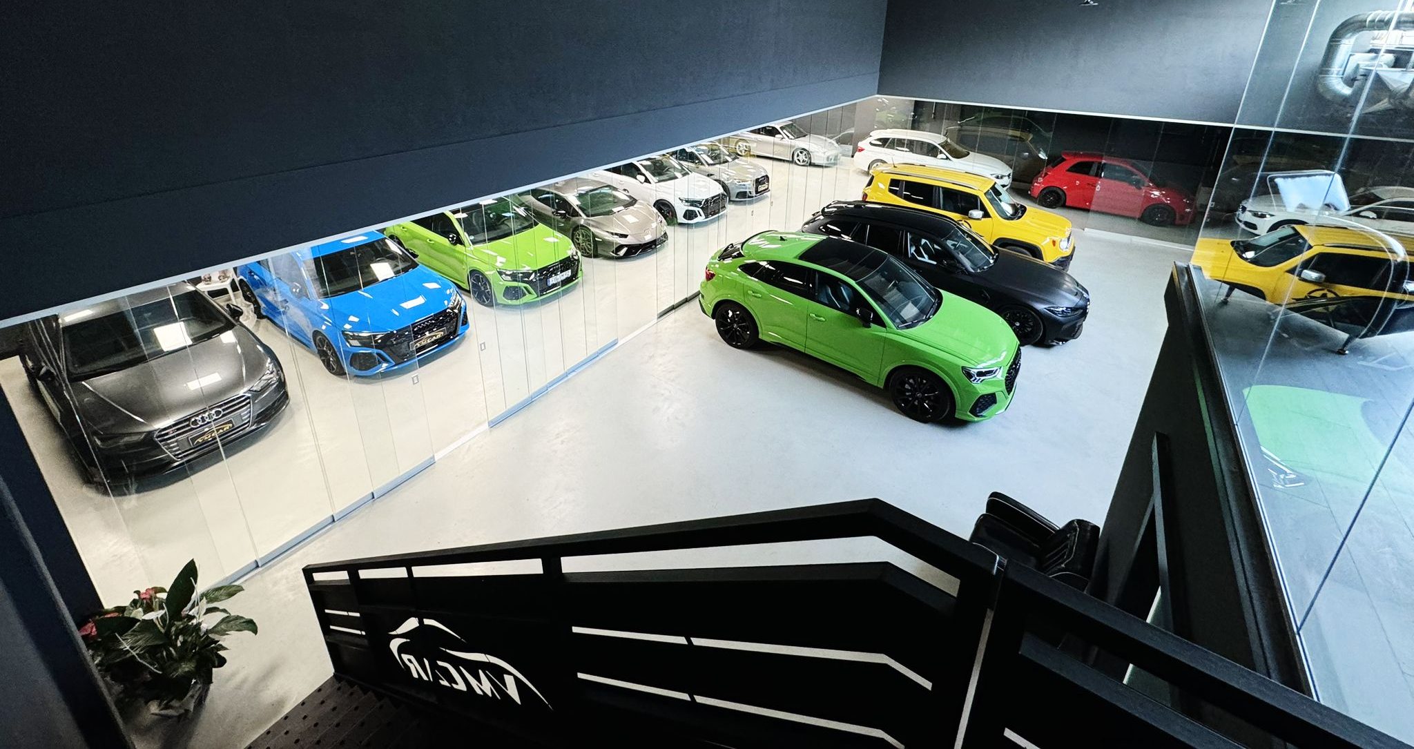 Auto sportive esposte nello showroom di Sala Bolognese